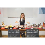 トーカ役の山本舞香が「あんていく」制服姿で「東京喰種:re CAFE」で公開食レポに挑戦 画像